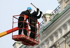Varveklius daužantys darbininkai