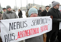 Grupė vilniečių Europos aik&scaron;tėje protestavo prie&scaron; seniūnijų naikinimą.