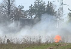 Kur kas didesnį galvos skausmą pastaruoju metu ugniagesiams kelia ne automobilių gaisrai, bet žolės deginimas. Tačiau degintojų Lietuvoje nesutramdo nei gresiančios baudos, nei mirtini pavojai.
