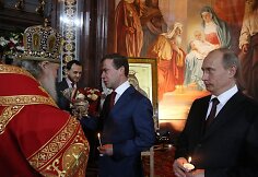 Rusijos ortodoksų patriarchas Kirilas ir D.Medvedevas apsikeičia dovanomis.