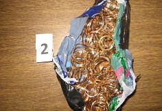 Pas tris lietuvius, įtariamus juvelyrinės parduotuvės apiplėšimu Suomijoje, rastas grobis.