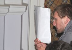 Alytiškis A.Dusevičius teisme slėpė veidą. Paklaustas, ar realiai dirbo kiemsargiu, ar tik fiktyviai įsidarbino, 23 metų vaikinas sakė: „Pusiau dirbau, pusiau nedirbau.“