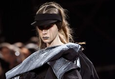 &bdquo;Yohji Yamamoto&ldquo; 2019 m. pavasario ir vasaros kolekcijos modelis
