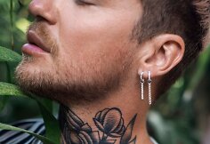 Naglis Bierancas su auskarais