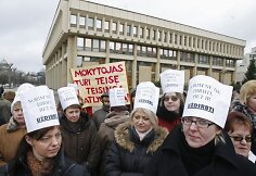 Mokytojai protestuoja prie Seimo dėl nedidinamų algų
