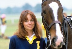 Stefanie Powers (1986 m.)