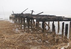 Unikalioje 2007 m. pavasarį darytoje nuotraukoje matyti buvusios sovietinės povandeninių laivų bazės tilto likučiai