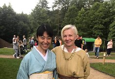 2021 m. Medkopio šventėje lankėsi Japonijos ambasados darbuotoja Haruko Seto, šalia – muziejaus vadovė Danutė Indrašienė