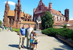 Akvilinos tėtis Julius su žentu ir anūkėmis