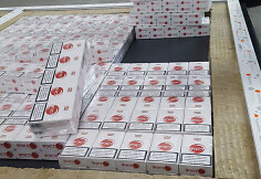 Kontrabandines baltarusi&scaron;kas cigaretes alyti&scaron;kiai slėpė tarp &scaron;viesą atspindinčių langų.