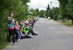 Alsėdžių miestelis &scaron;e&scaron;tadienį pakvies kartu siekti rekordo &ndash; daugiausiai žmonių sėdinčių pakelėje vienu metu.