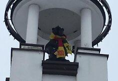 Žemaitijos sostinės meškos pasipuošė trispalviais šalikais