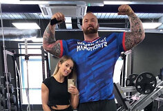 Thoras Björnssonas ir Kelsey Henson
