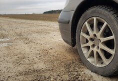 Po šventinio lietaus žvyrkeliai virto kemsynais