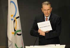 Pranešama, kad Rio de Žaneiro kandidatūra gavo 95 balsus.