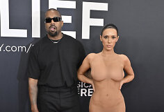Kanye Westas su žmona Bianca Censori ant &bdquo;Grammy&ldquo; raudonojo kilimo