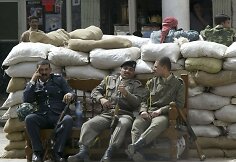 Irako kariai sėdi šalia smėlio maišų Bagdade (2003 m. kovo 20d.)