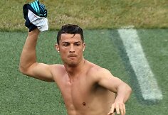 Cristiano Ronaldo po ap&scaron;ilimo savo mar&scaron;kinėlius padovanojo futbolo sirgaliams
