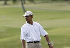 JAV prezidentas Barackas Obama žaidžia golfą. 