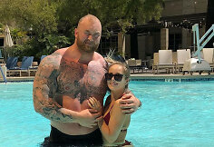 Thoras Björnssonas ir Kelsey Henson