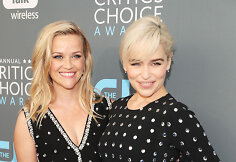 Reese Witherspoon ir Emilia Clarke