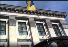 Ukrainos vėliava prie Rusijos ambasados Kijeve