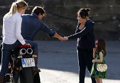 I&scaron;sipusčiusi Suri Cruise (de&scaron;inėje) atidžiai stebėjo, kaip jos tėtis filmuojasi naujoje kino juostoje.