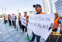 Sostinės kiemsargiai piketavo bijodami negauti algų už savo darbą.