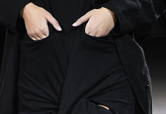 &bdquo;Yohji Yamamoto&ldquo; 2019 m. pavasario ir vasaros kolekcijos modelis