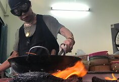 Jay Fai darbuojasi savo restoranėlyje &bdquo;Raan Jay Fai&ldquo; 
