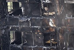 Londono ugniagesiai ie&scaron;ko daugiau gaisro aukų