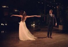 Troian Bellisario ir Patrickas J. Adamsas