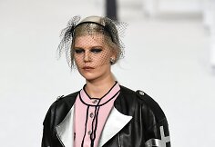 &bdquo;Chanel&ldquo; 2021 m. pavasario ir vasaros kolekcijos modelis