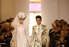 &bdquo;Chanel&ldquo; 2010 m. pavasario-vasaros kolekcijos vestuvinė suknelė ir kostiumas