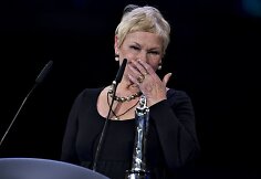 Britų aktorės Dame Judi Dench emocijos sužinojus apie jai skirtą apdovanojimą.