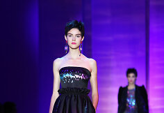 &bdquo;Armani Priv&eacute;&ldquo; 2015 m. rudens kolekcijos modelis