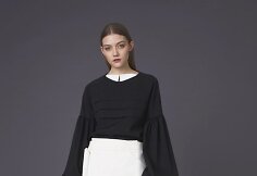 Dianos Pauk&scaron;tytės 2017&ndash;2018 m. rudens-žiemos kolekcijos modelis