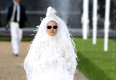 Suvi Koponen vilki &bdquo;Chanel&ldquo; 2007&ndash;2008 m. rudens-žiemos kolekcijos vestuvinę suknelę