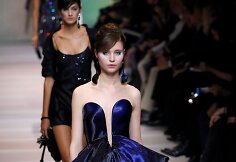 &bdquo;Giorgio Armani Priv&eacute;&ldquo; 2018 m. pavasario ir vasaros auk&scaron;tosios mados kolekcijos modelis
