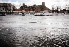 Pavasarinės šilumos tirpdomas ledas Neryje