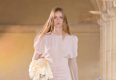 Victorios Beckham 2023 m. pavasario/vasaros kolekcija &bdquo;Ready to wear&ldquo; 