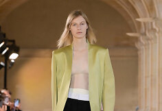 Victorios Beckham 2023 m. pavasario/vasaros kolekcija &bdquo;Ready to wear&ldquo; 