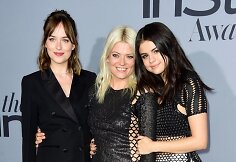 Dakota Johnson ir Selena Gomez su stiliste Kate Young