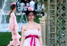&bdquo;Chanel Haute Couture&ldquo; pavasario ir vasaros kolekcijos modelis 