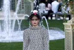 &bdquo;Chanel Haute Couture&ldquo; pavasario ir vasaros kolekcijos modelis 