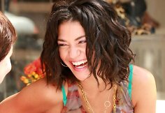 Jessica Szohr &bdquo;Gossip Girl&ldquo; filmavimo aik&scaron;telėje (2008 m.)