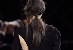 &bdquo;Yohji Yamamoto&ldquo; 2019 m. pavasario ir vasaros kolekcijos modelis