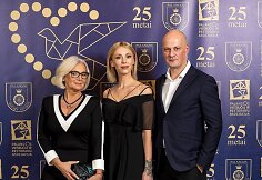 verslininkas Juozas Tubinas su žmona Ieva ir Svetlana Bardiuk