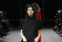 &bdquo;Yohji Yamamoto&ldquo; 2019 m. pavasario ir vasaros kolekcijos modelis