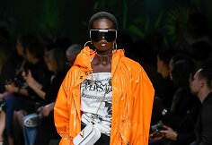 &bdquo;Versace&ldquo; 2020 m. pavasario ir vasaros kolekcijos modelis